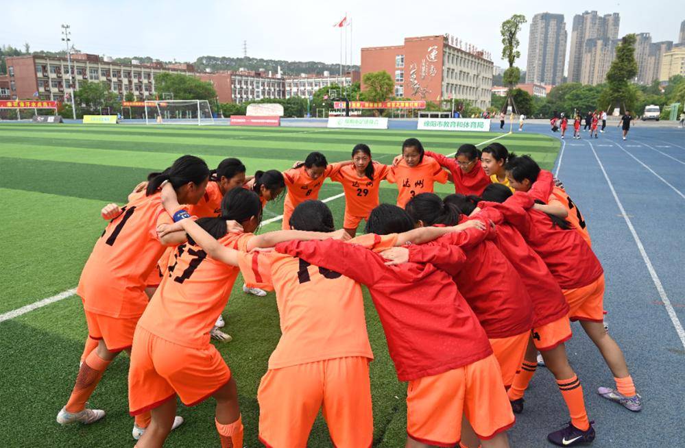 关于球场之外的故事，女足团队团结拼搏的信息